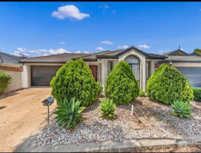 Yay! Enjoy an entire house - quiet, spacious and beautiful stay in Melbourne